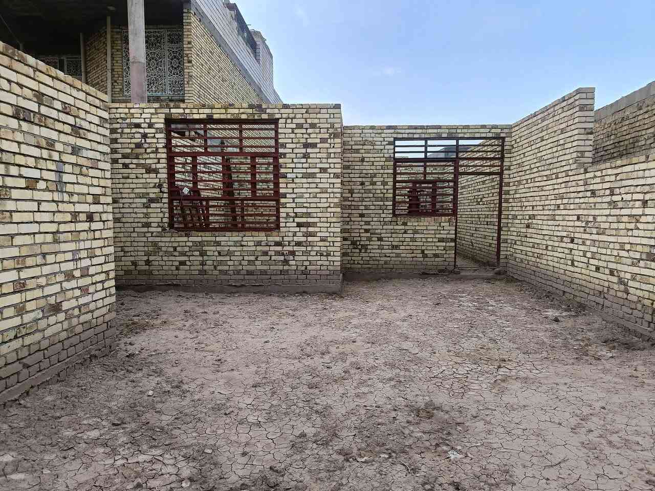 سلام عليكم يوجد هيكل مساحته 250. متر في حي الحسينيه قرب سوك  يتكون من
3غرف نوم + صاله + مطبخ حار و بارد + ديوان + صحيات داخليات وخارجيات
مبايل ***********
