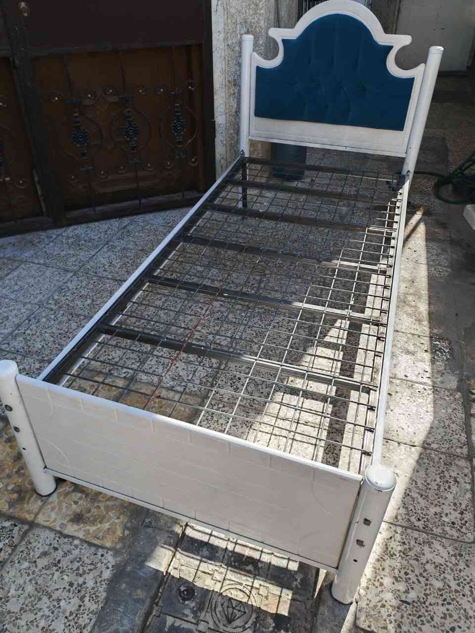 السلام عليكم للبيع غرض الجربايه الصغيره 40 الف والجربايه الكبيره 50 الف والميز والجربايه الكبيره 80 الف ***********
