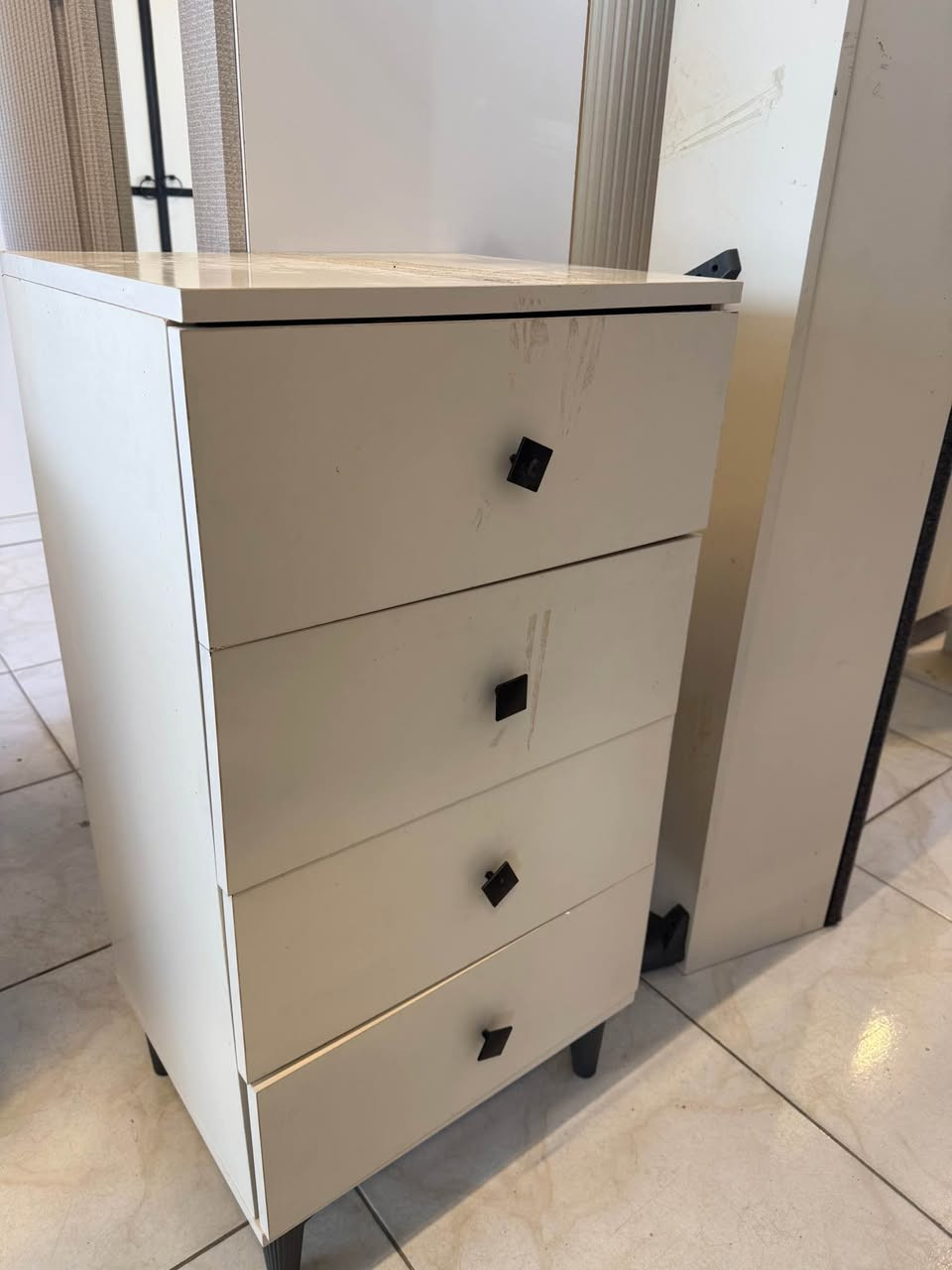 غرفة النوم للبيع١٠ قطع ٨ أبواب نظافة ١٠٠/٩٠
***********
