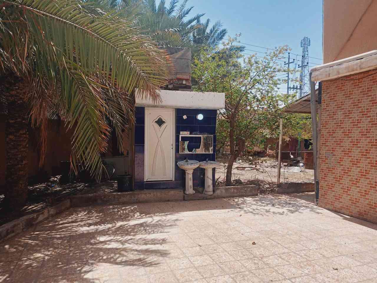 بيت للبيع قضاء المدينه منطقه الحمود مساحه 1600 طابقين سبع غرف طابق لاول 4والثاني 3 بناء قديم ومرمم طابو زراعي منطقه مجاري وتبليط وارصفه وركن  لاستفسار +9647808700575
