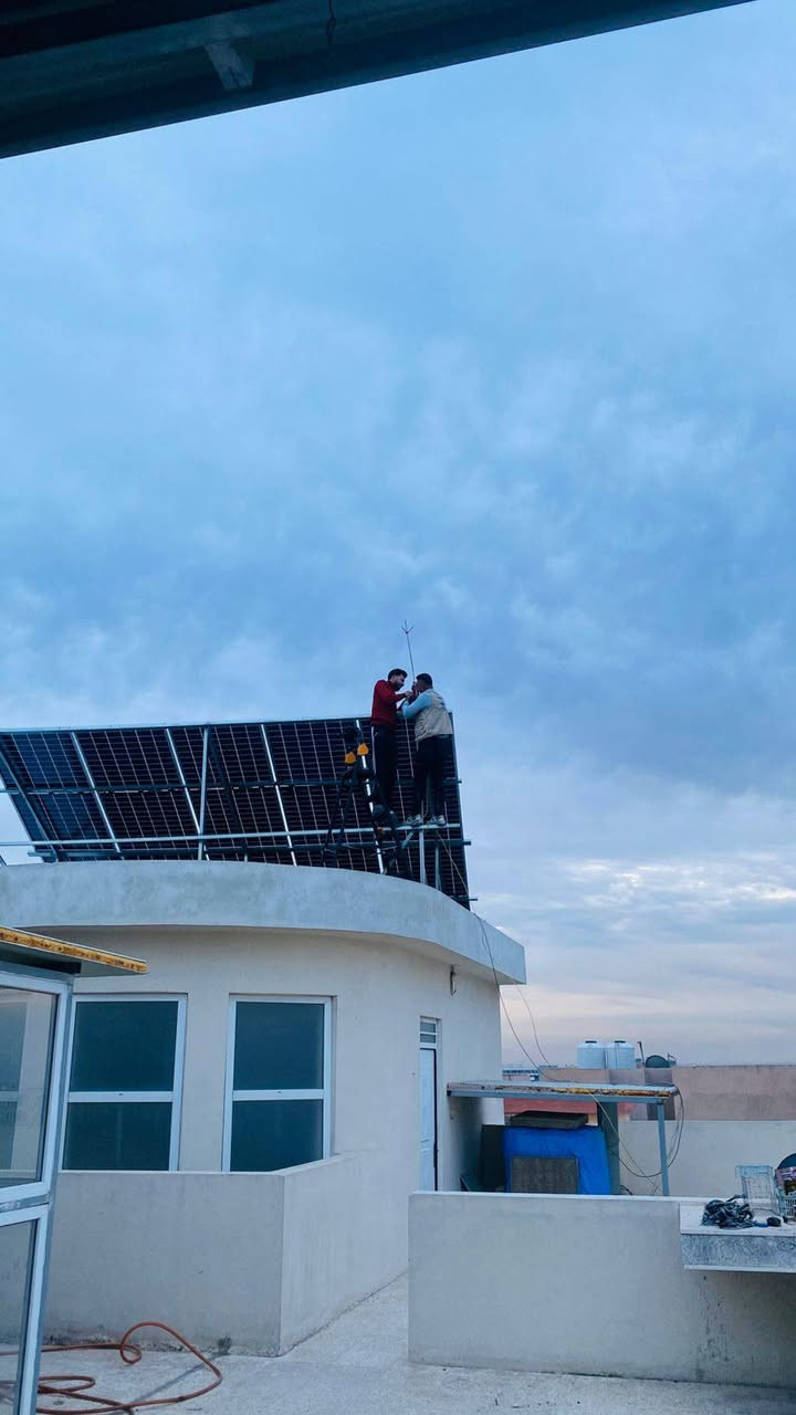 منظومة High voltage من طاقة سمارت في دهوك- سميل ضمان الانفيرتر 5 سنوات استبدال من sofar وضمان البطاريات 10 سنوات - منزل السيد عيسى قبلان منظومة جهد عالي تشغيل منزلين و مصعد .

تم اليوم الانتهاء من نصب منظومة طاقة شمسية 
 مواصفات المنظومة 
منظومة Sofar هي منظومة هجينة يمكنها التوليد وارجاع الكهرباء للوطنية بكفائة عالية جدا وهي منظومة صماعية تتحمل الاحمال الثقيلة 

- انفيرتر 20  كيلواط Sofar  ضمان 5 سنوات استبدال 
- بطارية 5 كيلواط Sofar ضمان 10 سنوات 
-  36 من الواح الشمسية 620 واط من HZ ضمان 12 سنة 
- نظام مراقبة عن بعد كامل 24/7
- نظام اعطاء الاوامر للمولد في الحالات الطارئة للشحن 

# مميزات المنظومة الشمسية
-ارجاع الكهرباء للوطنية 
- تقليل فاتورة الكهرباء 
- تحسين البيئة وتقليل الانبعاثات الكربونية
- توفير الطاقة في أوقات الذروة
- المحافظة على اجهزة المنزل كون الفولطية مستقرة وتطول العمر الافتراضي للاجهزة الكهربائية   

# الفوائد المالية
- توفير مالي جيد كون الكهرباء مجانية وارجاع الكهرباء للوطنية 
 .

مكتب طاقة
الموقع الاول بعشيقة حي العسكري مقابل معرض مخلد 
 مهندس فادي *********** 
***********.   اياس سعيد
 

طاقة_شمسية
#منظومات_طاقة
#سوفار
#HZ
#داينيس
#الربيعة
#تل_سمير
#طاقة_سمارت
#طاقة_متجددة
#انفرتر
#بطاريات
#الواح_شمسية
#نصب_منظومات
#عروض_الطاقة
#عراق
#بعشيقة
#مهندس
