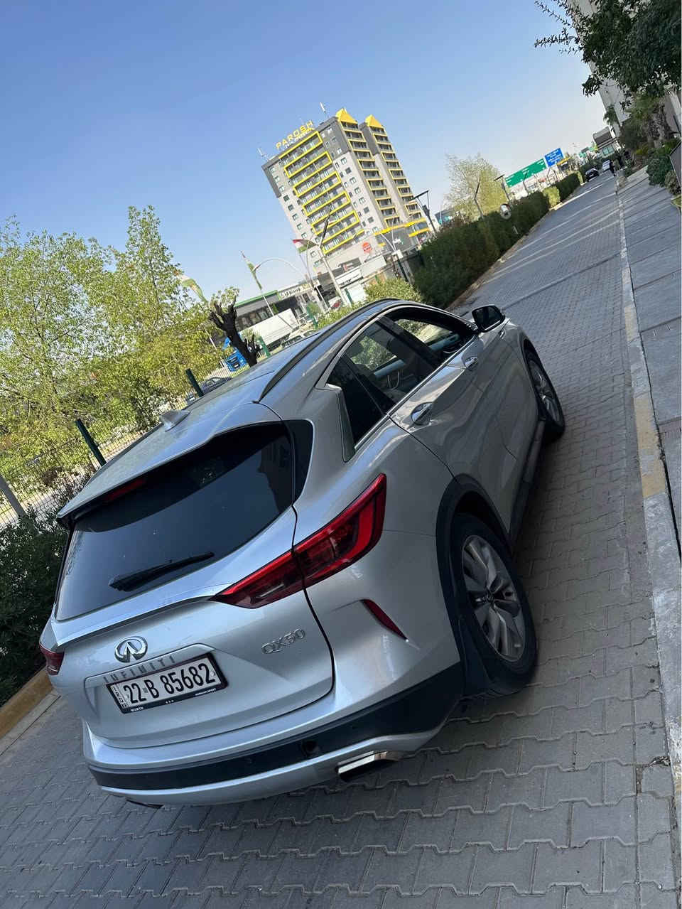 📣 للبيع او مراوس مع سياره كهرباء 
: إنفينيتي QX50 موديل 2021 - فئة LUXERY
بيانات السيارة الأساسية:
 * الماركة والطراز: إنفينيتي QX50.
 * سنة الصنع: 2021.
 * الفئة: LUXE ).
 * رقم الشاصي : 3PCAJ5BA1MF111863
 * نوع الدفع:  أمامي).
 * الحالة: (قطعتين صبغ بابين السكن ) 
و (الممشى : 38mi).
🚀 الأداء والمحرك
 * المحرك: 4 سلندر، سعة 2.0 لتر توربو (VC-Turbo).
 * ناقل الحركة: CVT بتقنية متطورة لراحة القيادة وتوفير الوقود.
 * ميزة فريدة: أول محرك في العالم بتقنية "نسبة الضغط المتغير" الذي يجمع بين قوة الـ 6 سلندر واقتصاد الـ 4 سلندر.
✨ المواصفات الخارجية
 * سقف بانوراما كهربائي بالكامل.
 * إضاءة LED أمامية وخلفية مع إضاءة نهارية مميزة.
 * جنوط ألمنيوم مقاس 19 إنش بتصميم رياضي.
 * حساسات خلفية للمساعدة على الوقوف.
 * شنطة خلفية تفتح وتغلق كهربائياً.
🛋️ المقصورة والراحة الداخلية
 * مقاعد جلد فاخرة (لون اسود )
مع تحكم كهربائي.
 * نظام ترفيه بشاشتين لمس (نظام إنفينيتي InTouch).
 * دعم نظام Apple CarPlay و Android Auto.
 * نظام تشغيل السيارة عن بُعد.
 * نظام دخول ذكي (بصمة) وتشغيل بلمسة زر.
 * مكيف هواء أوتوماتيكي مزدوج المناطق مع فتحات خلفية.
🛡️ تقنيات السلامة والأمان
 * نظام الكبح الطارئ الأمامي مع خاصية كشف المشاة.
 * نظام التحذير من التصادم الأمامي.
 * نظام مراقبة النقاط العمياء.
 * كاميرا خلفية للرؤية الواضحة.
 * مثبت سرعة ذكي.

📍 الموقع: (اربيل)
💰 السعر المطلوب: 195
📞 للتواصل: (خاص ) أربيل, العراق


**إذا كنت صاحب هذا الإعلان وتريد حذفه لأي سبب، رجاءا أرسل رسالة إلى الدعم الفني**