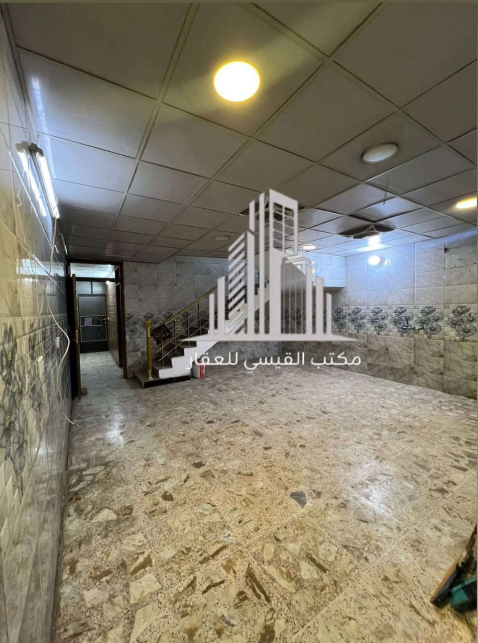 #للأيـــجار_في_الســـيدية
بيت مساحة 150م نظيف يحتوي على مدخلين اربع غرف نوم وصالة ومطبخ وخدمات عدد اثنين ايجار مليون وربع 

بأمكانك عرض عقارك عندنا 
زبائننا الكرام نستقبل كافة عروضكم وطلباتكم 

للاستفسار يرجى الاتصال على الرقم
*********** 

او زيارة مكتب القيسي للعقار والأعمار 
عنوان المكتب
#السيديه_شارع_المركز_مقابل_التفاح_الاخضر
