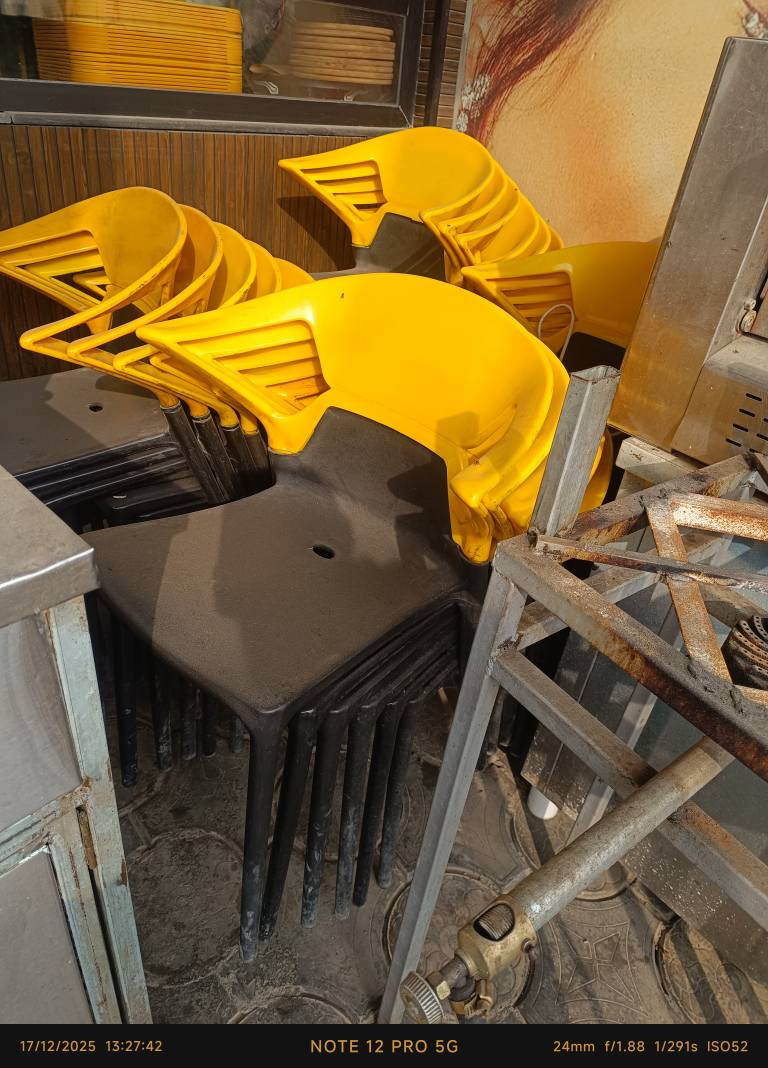 السلام عليكم 
كراسي نظاف جداً نوع الثقيل كلهن لون واحد اصفر واسود مال مطعم اشتغل شهرين وعزل مكانهن بغداد الغزالية 
*********** بغداد, العراق
