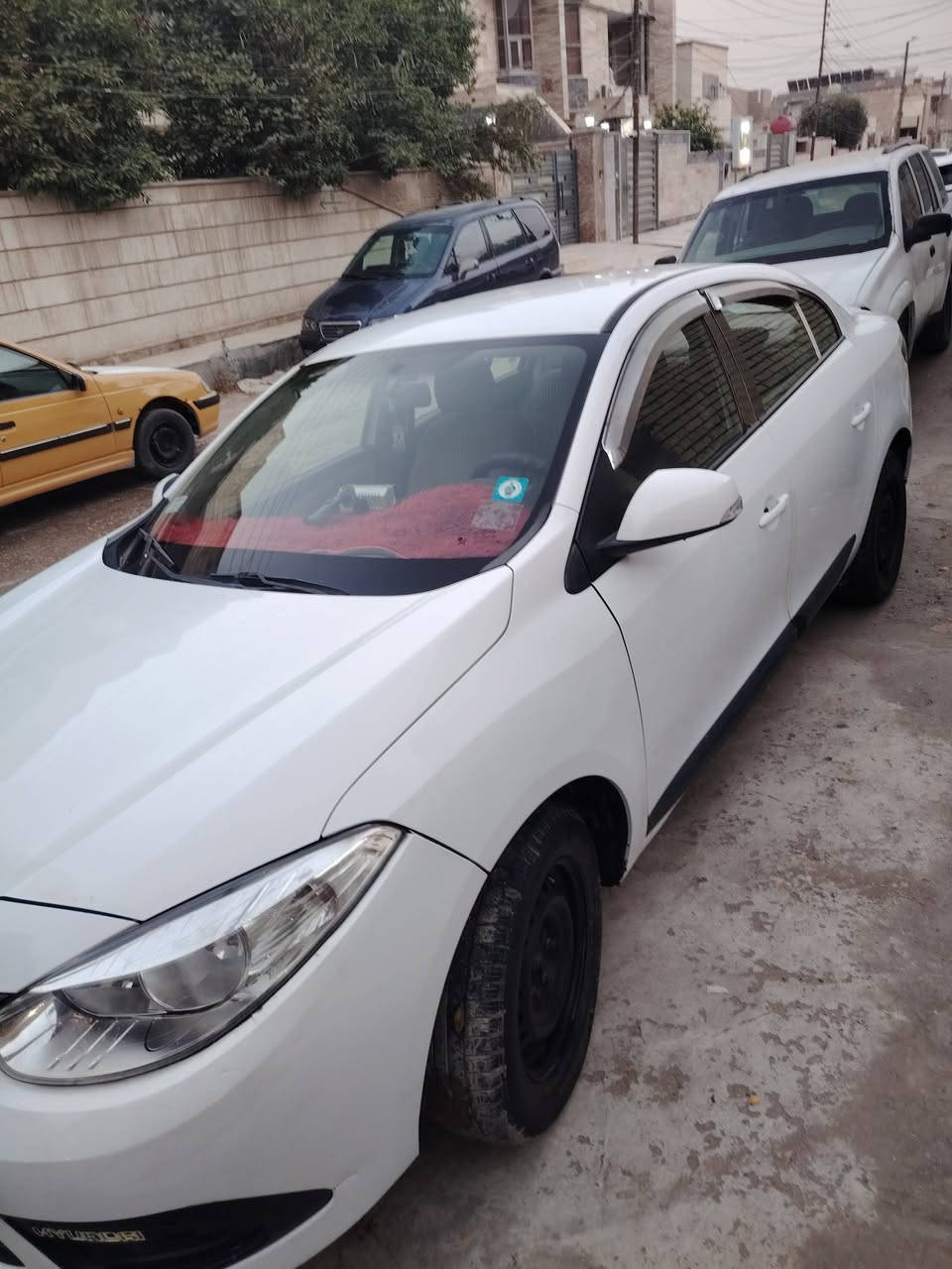 رينو فلونس موديل 16 خليجي 8بخاخات استلام شركه (حره) مداور ثاني يوم مكفوله كفاله عامه عدا طربه بسيطه بالباب الايمن الامامي باب الصدر حك شبر السعر (90) وبيها مجال حك الجيه 
الرقم *********** متواجد واتساب
