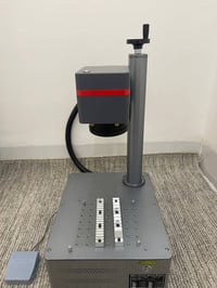 للبيع ماكنة فايبر ليزر بقوة 30 wat  مستعمل فقط للتجربة test + مع کومبی...