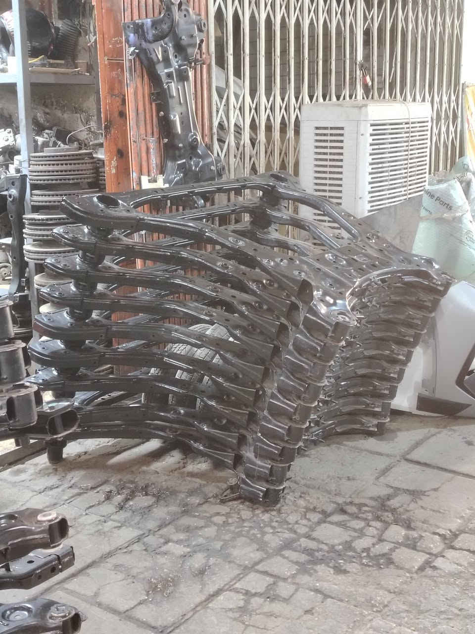 سلام عليكم تم تنزيل حاوية جديدة إلى محل محمد البغدادي لبيع انواع حدادية صدر السيارات الكورية الحديثة لتواصل على الرقم ***********
