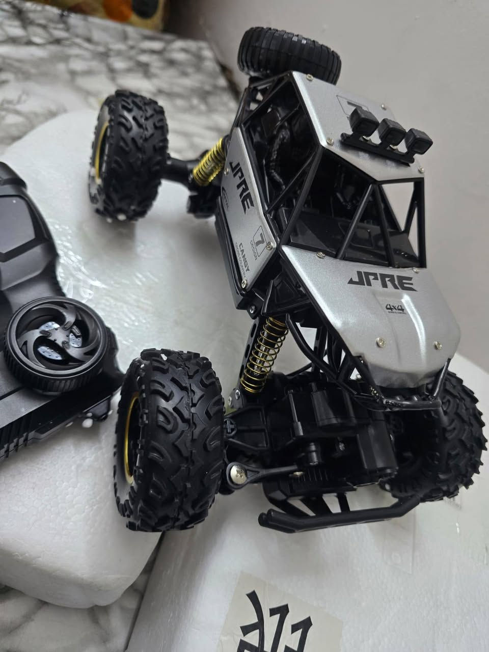 هذه السيارة هي لعبة "Rock Crawler" تعمل بالتحكم عن بعد، وعادة ما تأتي بمقياس 1:16 أو 1:18.تتميز بهيكل معدني (Alloy) ونظام دفع رباعي (4WD) للطرق الوعرة.تعمل بتردد تحكم 2.4 جيجاهرتز وتأتي مع بطارية قابلة للشحن.


**إذا كنت صاحب هذا الإعلان وتريد حذفه لأي سبب، رجاءا أرسل رسالة إلى الدعم الفني**