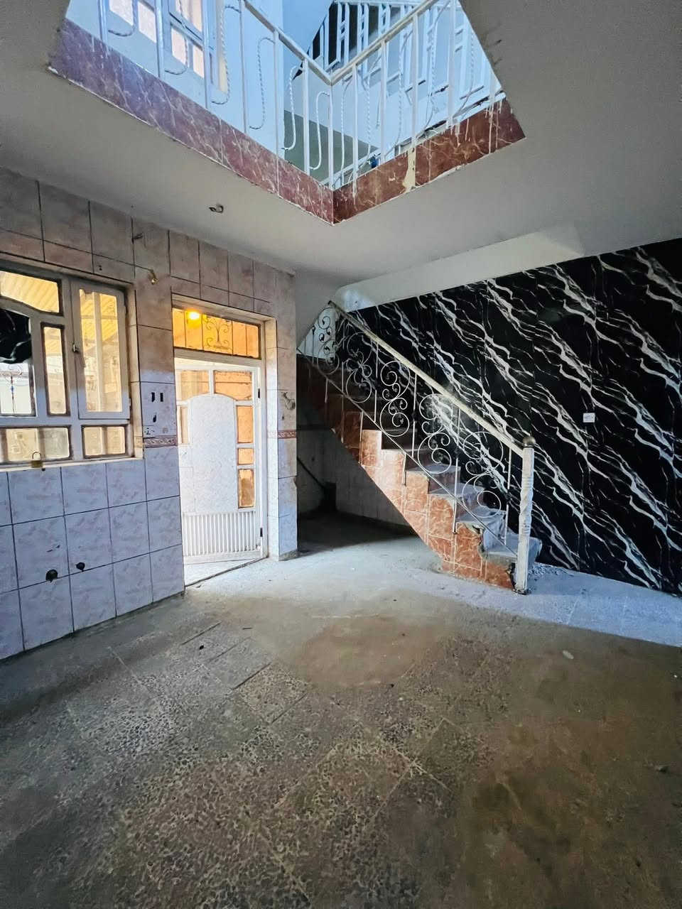 🔸 دار #للايجار ✅
100متر بناء سنة 2017 نضيف مرتب 🔑كامل مكمل

🔸الطابق الارضي1️⃣: كراج كبير ومدخلين وصحيات خارجيه واستقبال ومطبخ وصحيات وغرفه كبيره نوم جوه
الطابق الثاني  2️⃣: غرفتين نوم وبلكونه وصحيات

🔸موقع ممتاز📍الشعب مقابيل مطعم حجي عادل 
 
🔸السعر الايجار : نهايته 600الف قفل رجاءا بلا احراج

🔸مع الدار #محتويات تبقى بالدار للستخدام والستفاده منهن سبالت تدفئه وتبريد بالصاله عدد2 والغرف كذالك +ماطور ماء +سخان + تانكي + واير سحب وجوزه كاملات مع واير انترنيت +محتويات وكهربائيات الدار 
#ملاحضه مهمه الدار يقع مقابيله مولده مباشراً الرجاء تاكد من قراء المنشور قبل لايتصل ويتعنه ويجي كافا التفاصيل مذكوره واضحه مع الصور تحياتي للجميع

معروض بمكتب ابو علي الدراجي للعقار 🏛️
الشعب-نهايت شارع الصحه-مقابيل كرزات ركن الصحه 
*********** 📞
*********** 📞 
 *********** 📞
