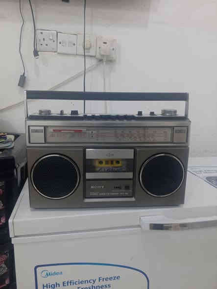 السلام عليكم اخوان عندي هذا الجهاز سوني  نوع ياباني اصلي مختوم ختم جديد شرط النظافه راديو اف ام موجوده نظافة ٩٥ بالميه اخوان يشتغل كهرباء بلاد ٢٢٠ و٦ باتري كبير جهاز قديم موديل ١٩٧٥ وسعره ع الخاص للاستفسار الاتصال على الرقم التالي ***********
