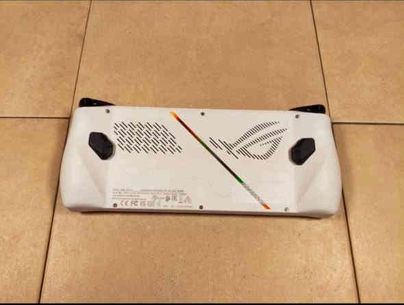 Asus ROG Ally z1
مستخدم ساعات فقط اجاني هدية جديد بعده باللوك مالته.

السعر 600 الف قفل 
تواصل *********** واتساب
 
المكان بغداد توصيل بغداد فقط 

مواصفات الجهاز💢
الشاشة: 7 بوصة، لمس، بدقة 1080 بكسل (FHD)، معدل تحديث 120 هرتز،، تدعم FreeSync.
المعالج: AMD Ryzen Z1 اقوة معالج بجيلة 
الذاكرة العشوائية (RAM): 16 جيجابايت LPDDR5 بسرعة 6400 ميجاهرتز.
التخزين: 512 جيجابايت PCIe 4.0 NVMe M.2 SSD، مع دعم توسيع التخزين عبر بطاقة microSD UHS-II.
نظام التشغيل: Windows 11.
الصوت: سماعات ستيريو مدمجة مع تقنية Dirac HD Sound.
الاتصال: Wi-Fi 6E، وبلوتوث 5.2.
البطارية: بطارية بسعة 6000 مللي أمبير في الساعة مع دعم الشحن السريع بقوة 65 واط.
المنافذ: منافذ USB-C للشحن وتوصيل ملحقات خارجية، ومنفذ سماعة رأس 3.5 ملم.
ميزات إضافية: تصميم مريح، نظام تبريد حراري Zero Gravity، دعم الاتصال بوحدات معالجة الرسومات الخارجية (XG Mobile).
