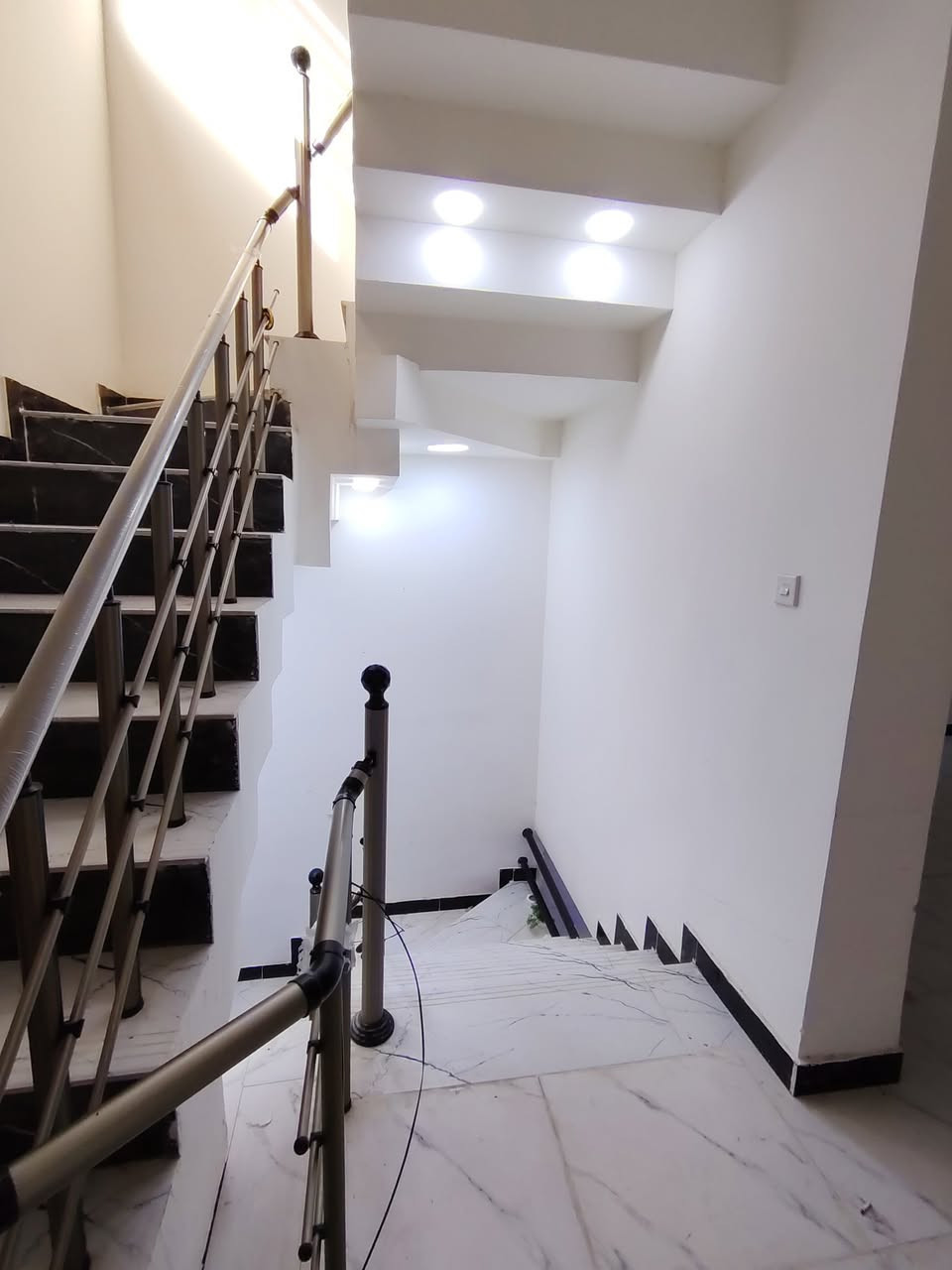 دار للبيع مساحه 100متر
واجه 5 متر نزال 20 متر
سنه البناء 2023
بيت فول ديكورات لدات مخفيه دار كلش مرتب
واجه بورسلين شغل تصفير درجه اولى ارضيات بورسلين
يحتوي على مدخلين 
3غرف نوم وصاله مطبخ خدمات عدد 2 
موقعه حي الجهاد الحمدانيه 
سعره 235 وبي مجال 
للأستفسار أكثر اتصل ***********
# مكتب_عالم_العقارات
