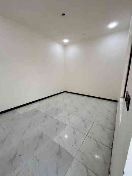 يا الله السلام عليكم توفر بيت بمساحه 200 عنوان البصره الجزيره شارع باب الهوه البيت يتكون من 3غرف كبار ومرتبات ومطبخ حار وبارد وديوانه وصاله جبيره وكراج جبير ومرتب وحمامات خارجيه وداخليه المشتري ياخذ نسخا من لطابو وكالت محكمه ومكاتبت مكتب السعر95وبي مجال الستفسار***********
