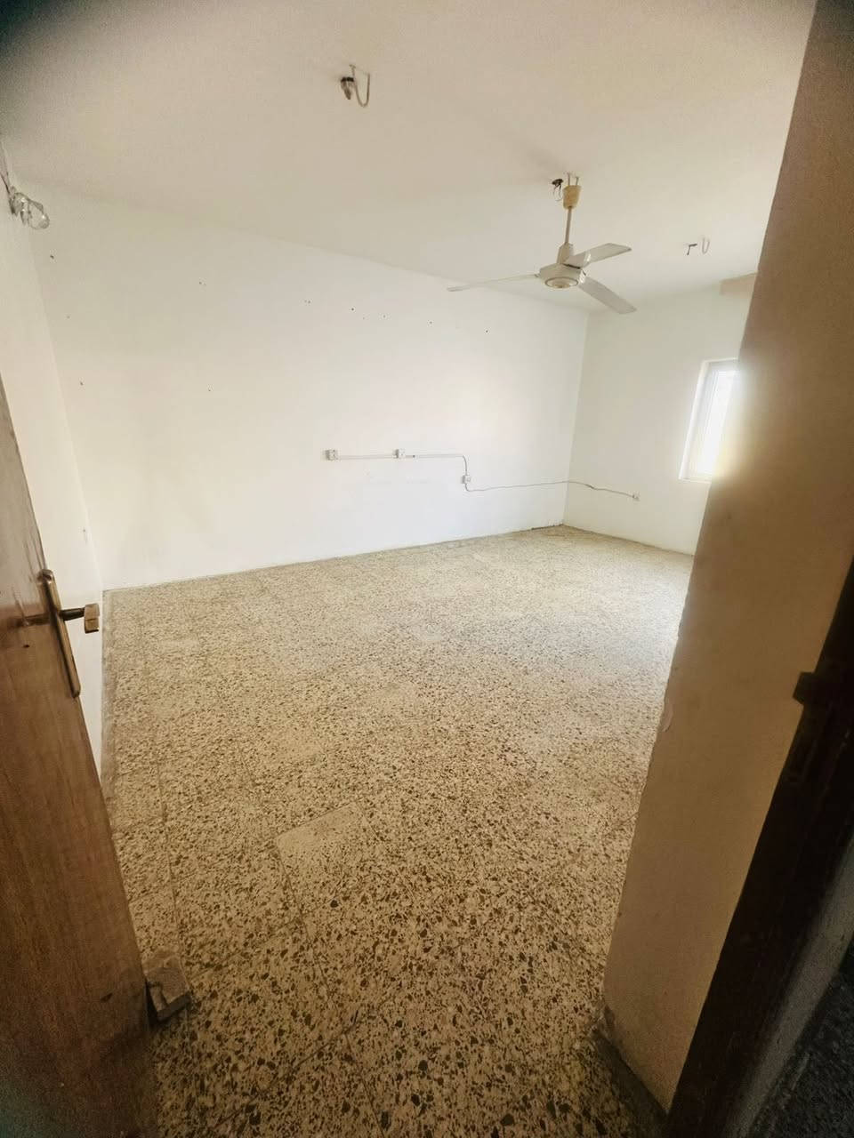 🏠 طابق أول
📐 المساحة: 300 متر

يتكون من:
 • غرفتين نوم
 • صالة
 • مطبخ
 • حولي
 • سطح

💰 بدل الإيجار: 700 ألف دينار

📞 للاستفسار:
***********
***********

📍 أو مراجعة مكتب البيت الملكي للاستثمار العقاري
السيدية – مقابل جامع شاكر عبود
