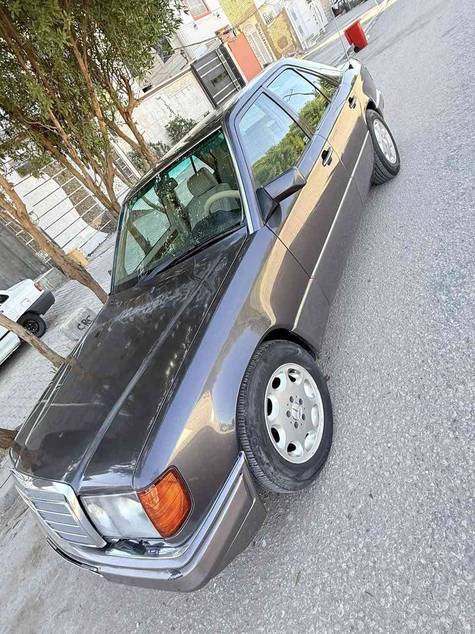 مارسيدس دب 300 
موديل 92  اللون بنفسجي 
محرك بلادي خراطيم 

رقم بغداد انكليزي مداور ثاني يوم سنويه ماساقطه 

سيارة جاهزة من كلشي 
كير محرك حدادية 

تبريد ثلج سيارة جديده مال جناي 
محرك جديد لا تبخير ولا تنقيص

غرفة جديدة ماشاء الله 

كهربائيات كلها شغالة 

السعر  95 وبيها مجال للشراي 

عنوان السيارة النجف الاشرف 

***********
