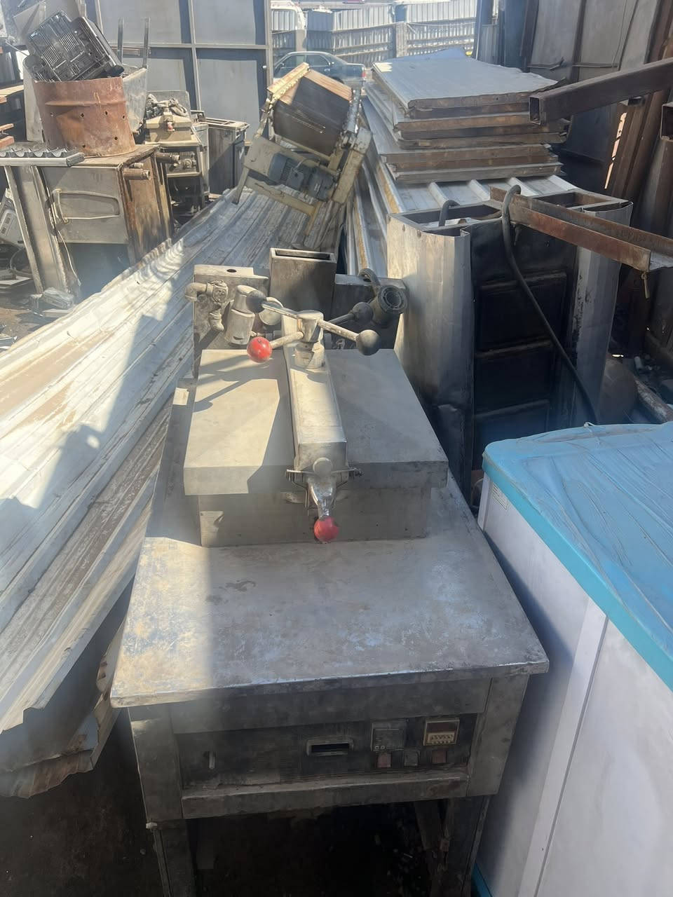 السلام عليكم شويه كص عدد٣ اوقلايه كنتاكي عدد٢ للبيع المكان بغداد قرب كراج النهضه الاتصال ***********
