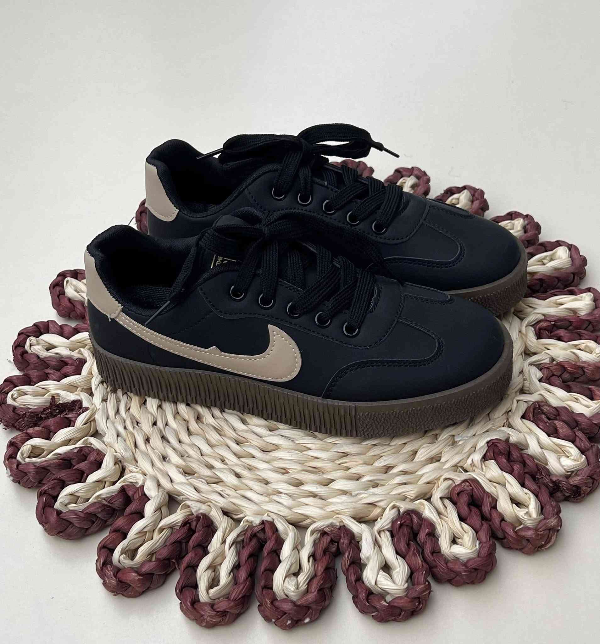 سلام عليكم عندي احذية نسائي  5 موديلات قياساتهن كامله مابايع منهن اريد ابيعهن شلعة لان مافارغ الهن الي يريدهن بسعر 6 الف الجملة يدخل خاص او اتصال على رقمي *********** عدد الأحذية 95 زوج
