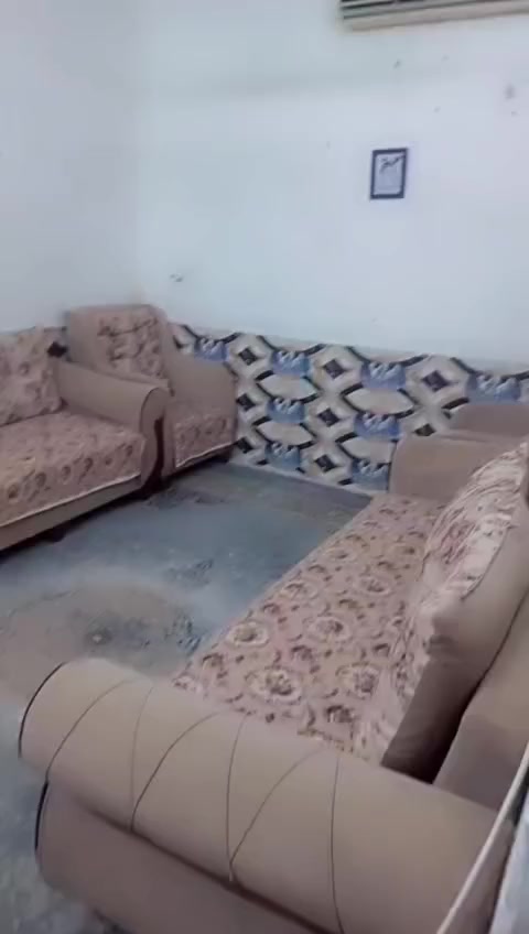 دار الحر حي النور خلف مركر شرطة الحر يبعد عن مرقد الحر 100 متر المساحه 50 متر سند 25 عبارة عن غرفة نوم وصالة ومطبخ وحمام ومرافق صحية وغرفة نوم وحمام فوقاني خدمات كامله ماء ومجاري وكهرباء يرتفع عن الشارع اكثر من 80 سنتمتر البناء بحالةرجيده جدا  … السعر 42 مليون دينار  
***********
***********
