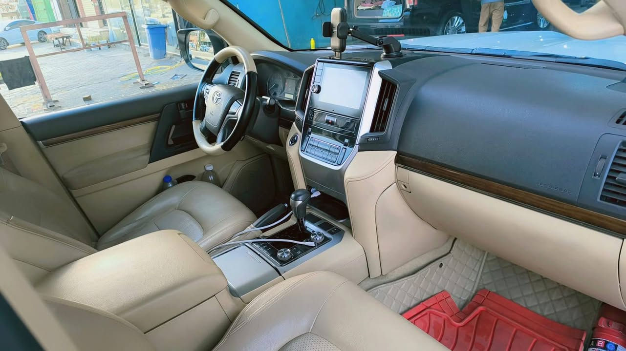 لاند كروز 2017 – GXR V6
(ويت إديشن أصلي)
بسم الله الرحمن الرحيم
المواصفات:
محرك V6 ستة سلندر
فئة GXR ويت إديشن أصلي
كفالة عامة من دعامية لدعامية
 صبغ شبرين باب خلف الصدر
بدون شخت أو حالوب
بدون رمل أو حصو 
الحالة الميكانيكية:
محرك + گير كل بشرط مامفتوح
بدون صوت أو دخان
جميع الخرَز بلادي موجود
العداد: 215 ألف كم حقيقي
الإضافات والمواصفات:
فتحة سقف
ثلاجة
كراسي كهرباء 
حساسات أمامي وخلفي
بصمة تشغيل
كاميرا خلفية
8 إيربگ
لايتات زينون
داخل بيج
دبل أكسل
شحن موبايل
الإطارات:
4 تايرات دنلوب جديد مع ويل جديد بدون أي نقص
التحويل: رقم بغداد جديد
تحويل مباشر بشرط 
الموقع: النجف
رقم صاحب سيارة ***********
