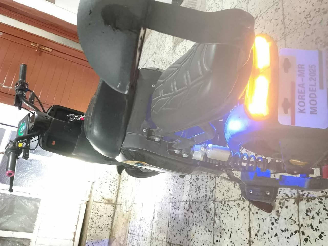 السلام عليكم....
دراجة شحن للبيع 
كوريا MR 
اللون اسود R8
كامل ونظيف 
اكو كسر بالاسفل مال الشاشة بس هي شغالة
واكو كسر بالمجمع مال الهورن من ورى ملحومة 
شغال ونظيف كلشي ما بي افحص واخذ 
مثل ما مبين بالصور 

السعر:450 وبي مجال 
التواصل :***********
