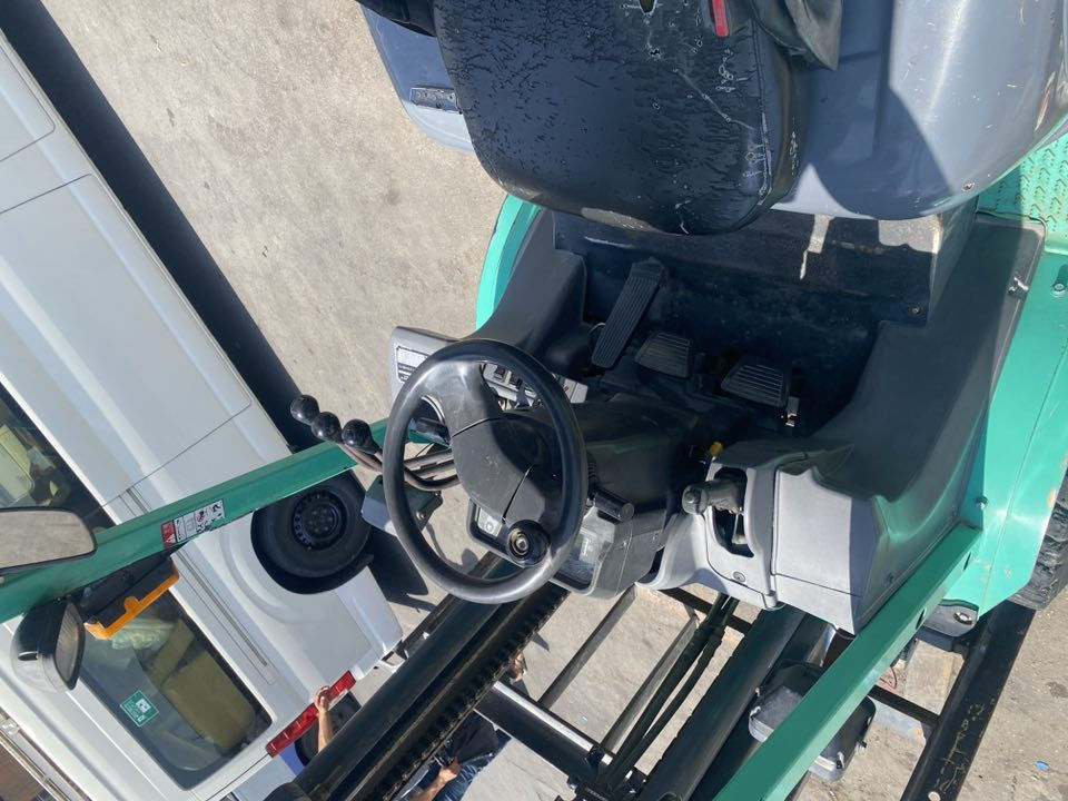 متسوبيشي ***********
3ونص طن
3حركات جب ناصي 
غاز وبانزين 
مكان بغداد
