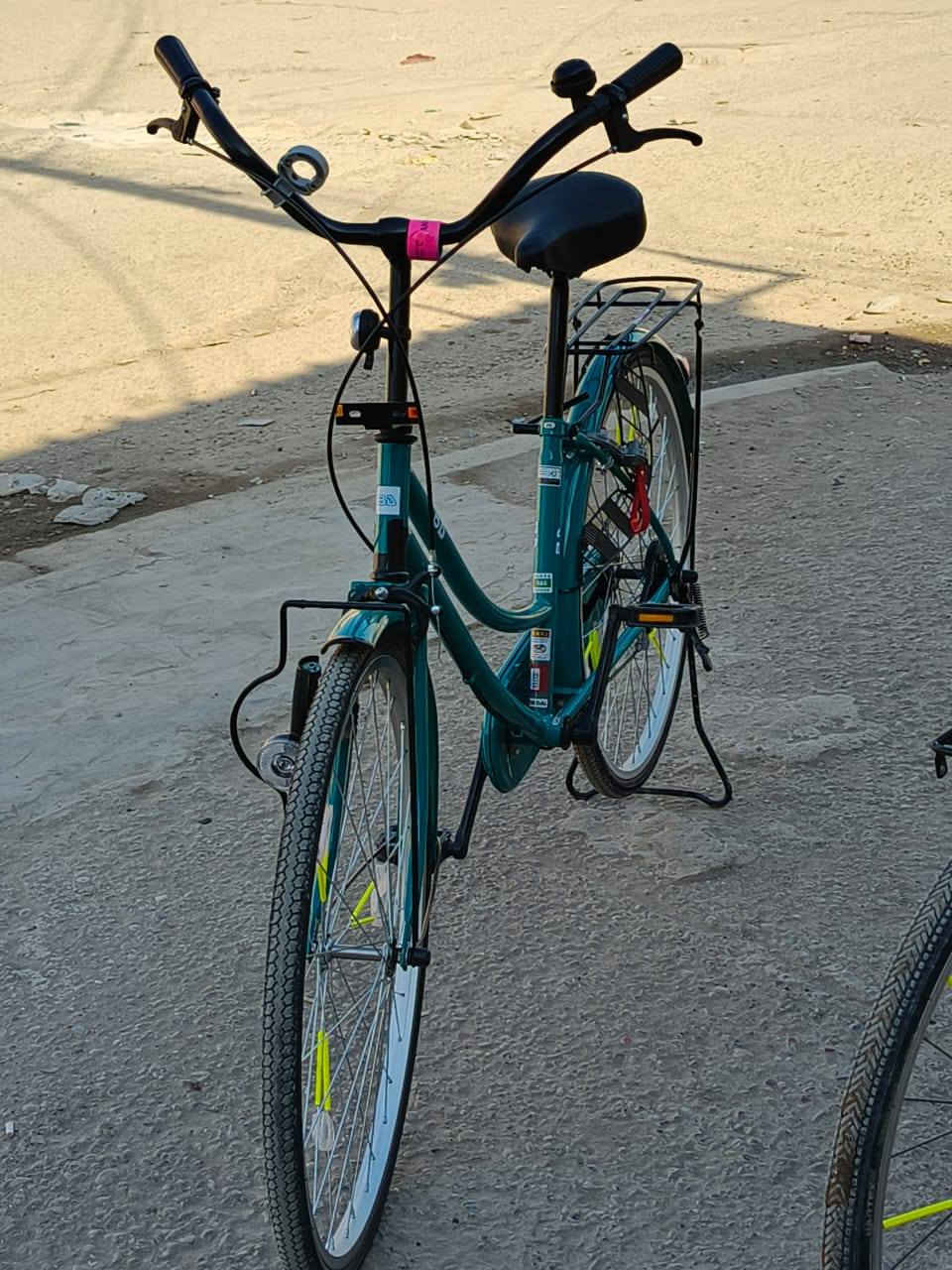 سلام عليكم بايسكل بناتي للبيع شركه BD المرغوبه موديل 21 لون نعناعي مميز بايسكل ماناقصه شي كفاله عامه كامل مكمل سعر150وبي مجال للطيبين مكان بغداد حي اور متواجد خاص لاستفسار ***********
