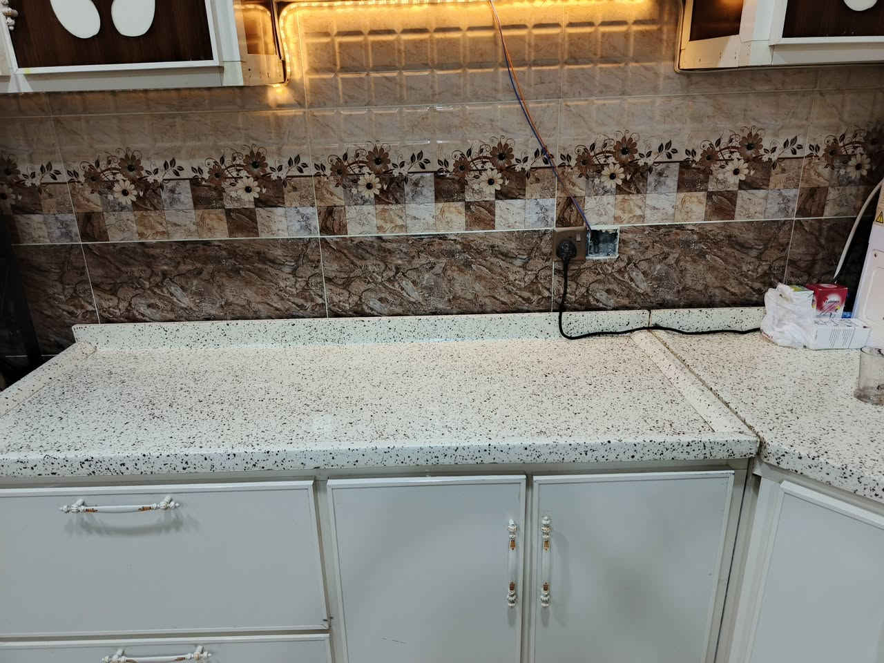 كاونتر للبيع مواد السراي درجه اولى جديده مسويه قبل تسع شهور كامل فوق مرمر كله مكان كركوك هذا رقمي*********** سعر على الخاص مناسب
