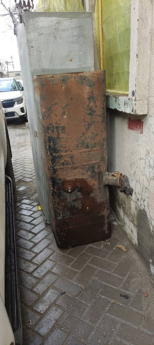 تاتنكيات مال تريلة للبيع وايضا يصلح للمولدات واحد فافون واثنين حديد  
الاتصال عل رقم الهاتف. ***********
