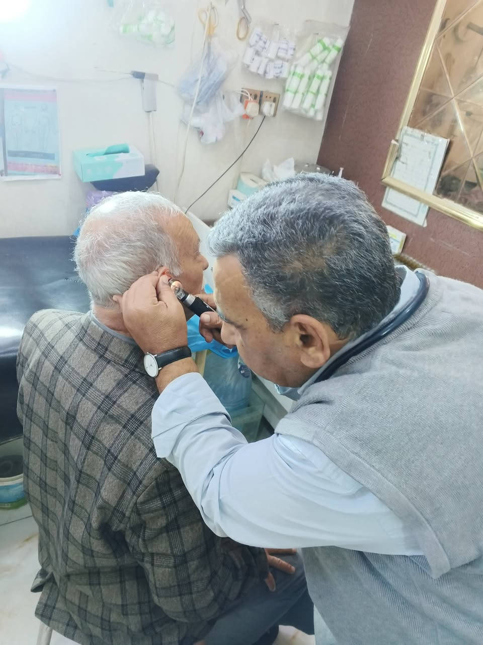 اليوم زارنا الحجي ابو محمد من اهالي السيدية والاذنين بيهن شمع وتم تنظيفها والحمدلله على السلامه الممرض الفني أبو نور السيدية شارع المستوصف مقابل اسواق جدو الدوام صباحا و مساءا ***********
