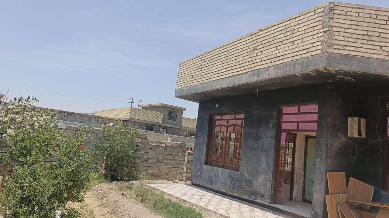 دار سكني للبيع في حي الرشيد بموقع جيد ومناسب للعوائل.
📐 المساحة: 400 متر مربع
🏠 عدد الطوابق: طابقان
🛏️ عدد الغرف: 4 غرف
🍽️ مطبخ
🛋️ صالة معيشة
🚪 غرفة استقبال
🚗 ساحة واسعة أمام الدار
الدار مناسب للسكن العائلي أو للاستثمار، مع مساحة جيدة تسمح بالتطوير أو التوسعة مستقبلاً.
للاستفسار التواصل مع الرقم التالي
‏‪***********‬‏
