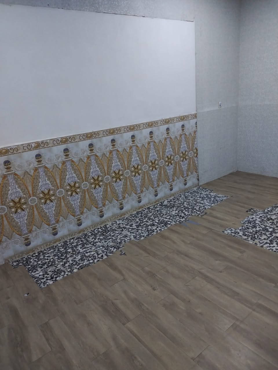 للايجار طابق ثاني مساحه ٨٥ نظيف جدا يحتوي على غرفة استقبال + مطبخ وحمام تواليت + غرفة كبيره المطلوب عائلة صغيره لطفا الإيجار ٤٠٠ العنوان الحريه  شارع العريض فرع عمارة الفردوس     الاتصال  عصرا  ***********
