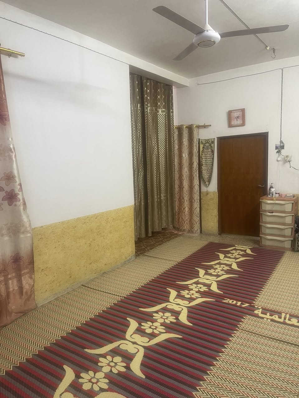 السلام عليكم بيت للبيع في حي الحسين المساحة 125 متر
يتكون من غرفة وصالة واستقبال ومطبخ وحمام داخلي وخارجي 
للاستفسار  اكثر الأتصال على الرقم ***********
