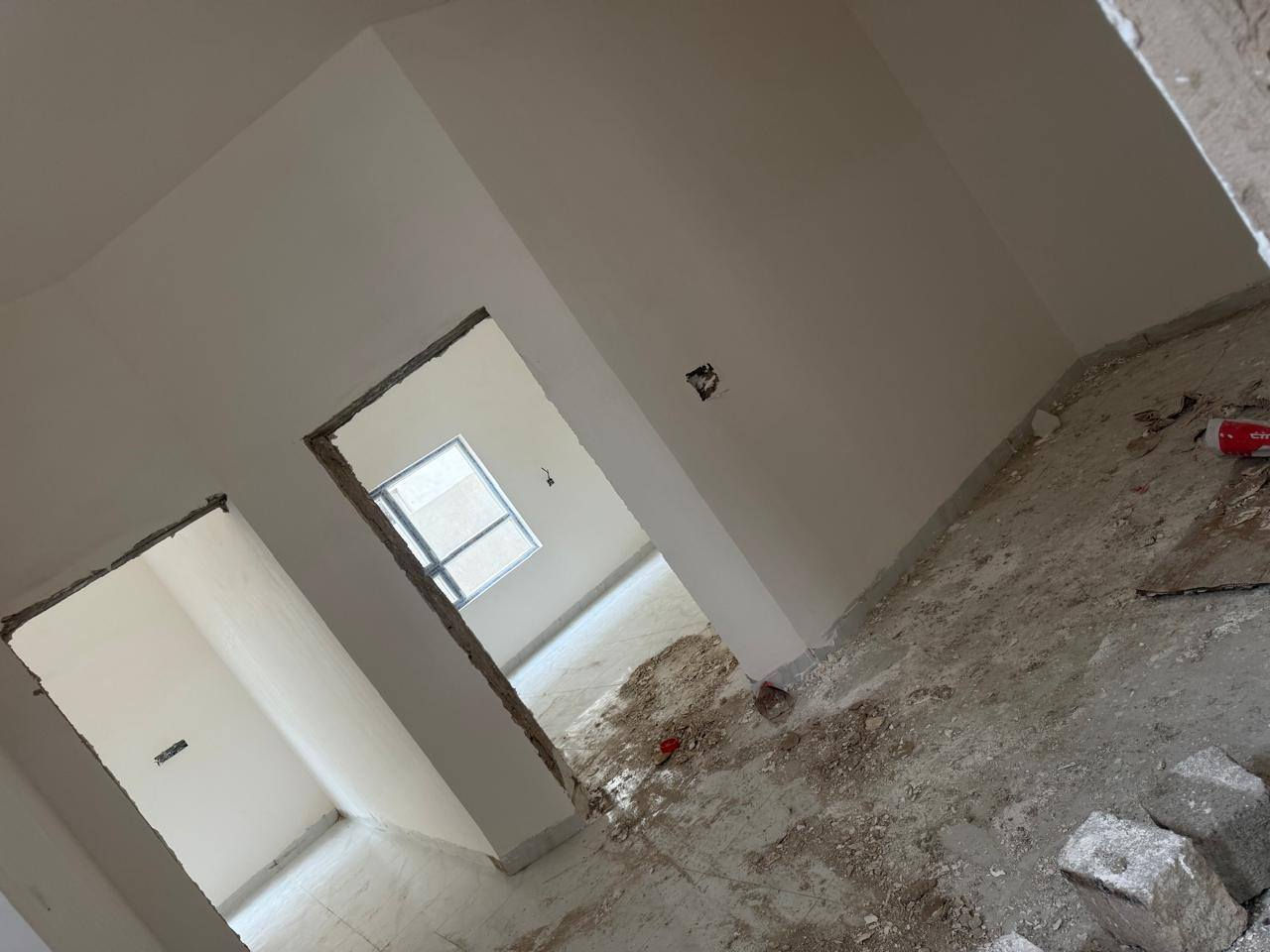 السلام عليكم يوجد دار للبيع مجمع دجله  تكريت الديوم طابق واحد مساحه 200 متر واجهه 10 نزال 20 شارع 15 تسليم شهر الثالث يتكون  من  مطبخ غرفتين النوم استقبال مجمع صحيات عدد اثنين 
السعر الكلي 135 مليون
واصل 55 مليون
عندي استلام المفتاح 15 مليون
بدون قسط  سنوي 
القسط الشهري مليون فقط
الدار بدون مبادره
الاستفسار على الرقم ***********
