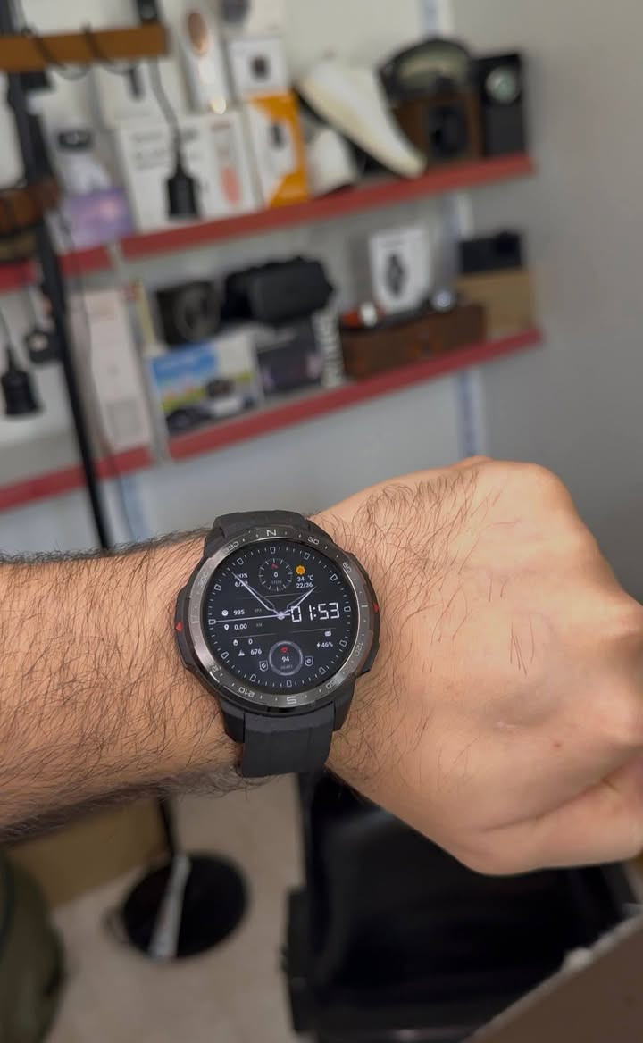 هذا المنتج هو علبة ساعة Honor Watch GS Pro الذكية، وهي ساعة رياضية متينة مخصصة للاستخدام الشاق والأنشطة الخارجية.💡 أبرز مواصفات الساعةالشاشة: من نوع AMOLED بحجم 1.39 بوصة.البطارية: قوية جداً تصمد حتى 25 يوماً في وضع الاستخدام العادي.المقاومة: حاصلة على 14 شهادة عسكرية (MIL-STD-810G) لمقاومة الظروف القاسية كالحرارة والصدمات.الميزات الرياضية: تدعم أكثر من 100 وضع رياضي وتتبع مسار العودة (Route Back) عبر الـ GPS.الصحة: مراقبة نبضات القلب المستمرة، قياس الأكسجين في الدم (SpO2)، وتتبع النوم والإجهاد.الاتصال: تحتوي على ميكروفون ومكبر صوت لإجراء واستقبال المكالمات عبر البلوتوث.
مكاني /بغداد الشعب /نهايت / الفورتات / //// السعر (100) وبيها مجال  
*********** اتصل واتساب 
*********** اتصال واتساب
