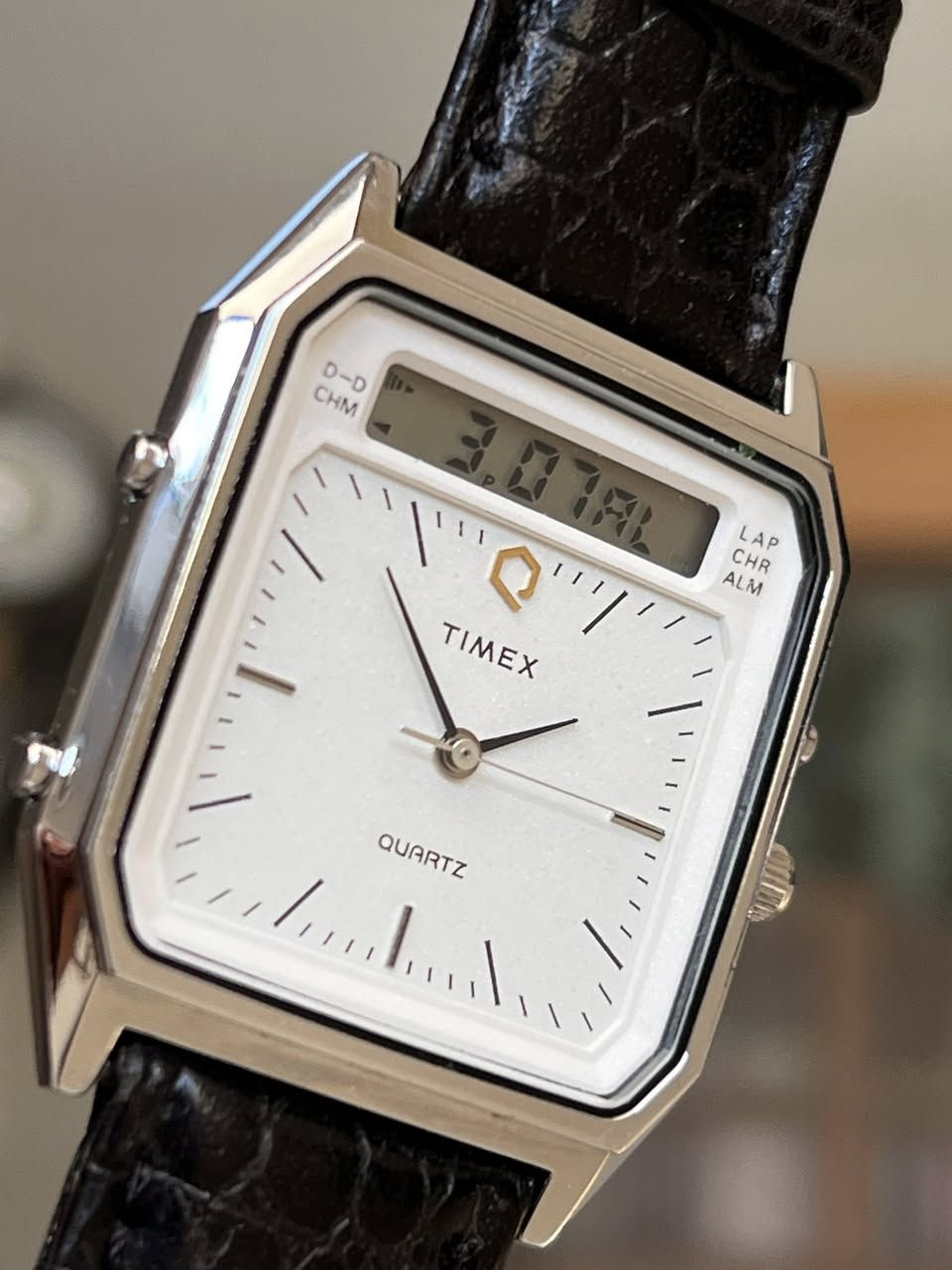 تحفة كلاسيكية من Timex
الساعة تتميز بطابع "Vintage" يعود لفترة الثمانينات والتسعينات
• القطر: 32
• المنشأ: أمريكا 🇺🇸
• عقارب (Analog): لعرض الوقت التقليدي.
• شاشة رقمية (Digital): في الجزء العلوي تدعم (التاريخ، المنبه ALM، الكرونوغراف CHR، ونظام Lap).
• الحالة: الساعة بحالة ممتازة جداً (كما هو واضح في الصور)، وتعمل بدقة عالية.
🔸السعر: 80,000 الف


**إذا كنت صاحب هذا الإعلان وتريد حذفه لأي سبب، رجاءا أرسل رسالة إلى الدعم الفني**