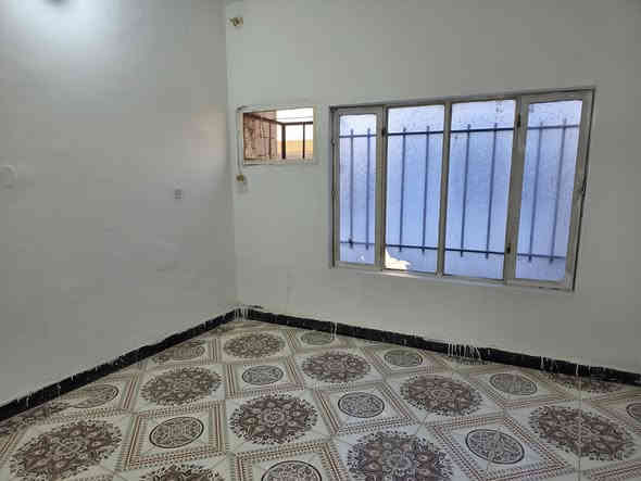 السلام عليكم 
مشتمل للبيع طابو ٢٥ ومرقم من البلدية المساحة ١٠٠ متر كوت حي الحكيم قرب معمل الاوكسجين مقابيل الدبية 
يتكون من طابقين 
الطابق الاول مطبخ وصالة كبيرة وصحيات ومنور 
والطابق الثاني غرفة نوم وصالة كبيرة والطابق الثالث بيتونه 
الاساس طابوك والبناء بلوك وطابوك صب مسلح 
السعر ٢٤ وقابل للتفاوض 
مراجعة مكتب دلالية السعيدي قرب حسينية ياسر خليفة 
للاستفسار 
٠٨٨٣٣٤٤١١٤٠ واتس اب 
*********** احمد السعيدي
