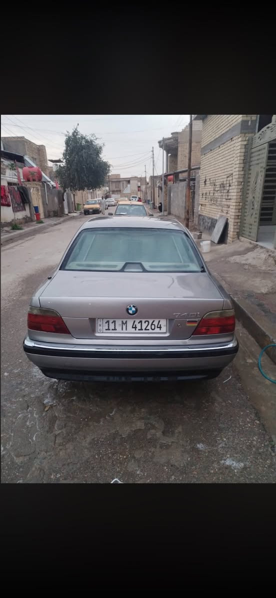 السلام عليكم BMW مديل 1995 البدي نظيف كير مكينه مكفولات فقط نضح دهن من قبق ولفات بسبب الواشر 
والدعامية الامامية مكسورة فقط 
سنتر لوك شغال 4 بيبان 
شاشة اندرويد وكاربلاي جديدة سماعات
الحدادية الامامية 100/100
الخلفية نص عمر 
سيارة بديها نظيف يرادلها ملاحظات بسيطه تخم تاير جديد 
ويل نظيف 
باتري اصلي جديد لايتات زنون 4 الكهربائيات كلها شغاله 
تبريد خير من الله 
مكان السيارة ميسان 
***********
متواجد فيس وواتساب
