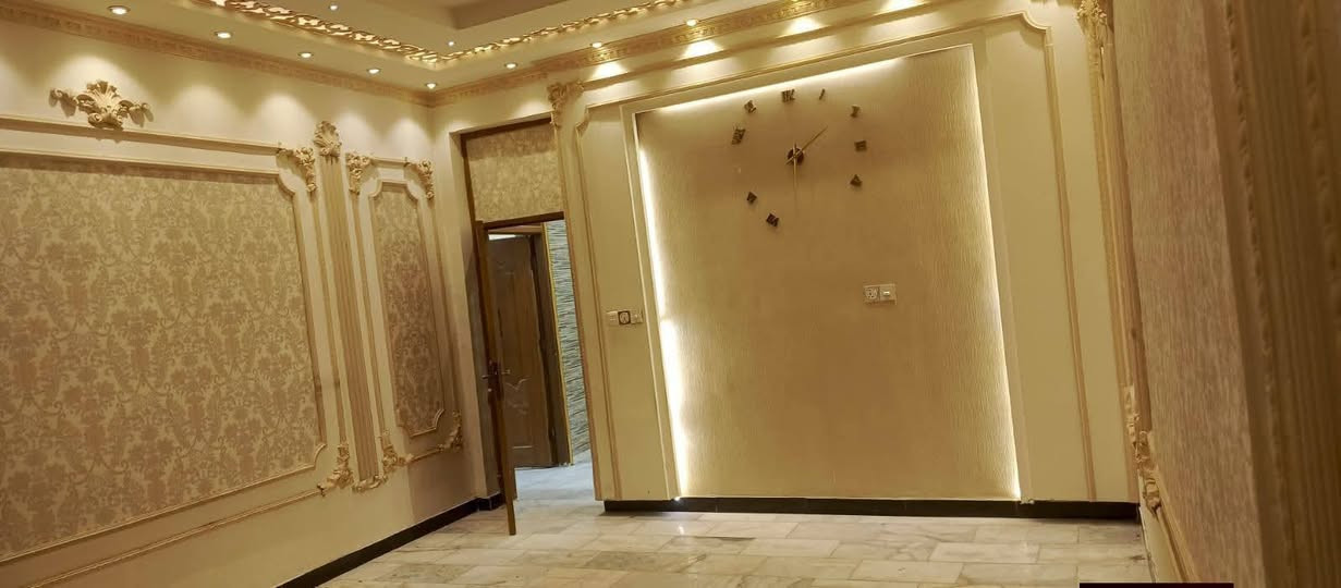 وعليكم السلام 👋

🏠 *بيت للبيع - بابل حي الصحة*

*المساحة:* 100 متر مربع - واجهة 10 متر  
*الحالة:* حديث وجاهز للسكن

*تقسيم البيت:*
- *طابق أول:* كراج سيارة + استقبال + هول + مطبخ + صحيات
- *طابق ثاني:* غرفتين + صحيات
- *طابق ثالث:* غرفة حجم كبير

*الموقع:* 
حي الصحة - شارع الكورنيش - مقابل مخبز الكورنيش  
قريب جداً على الشارع الرئيسي

📞 *للاستفسار:* ***********

إذا عندك صور للبيت دزها وأسويلك إعلان مصمم مرتب للنشر مباشرة.
