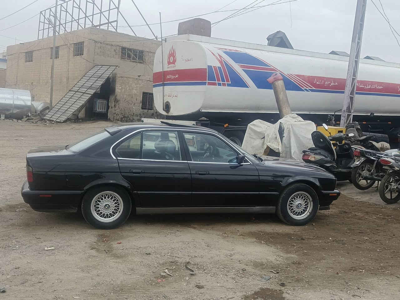 سلام عليكم بيئم للبيع 535 رقم بغداد تحويلها ثاني يوم كير ومحرك مكفولات
تخم تاير تبريد شغال سياره مالت جناي  جاهزه من كلشي 
سعرها , 60 وبيها مجال لشراي مكان السياره الفلوجه 
***********
***********
