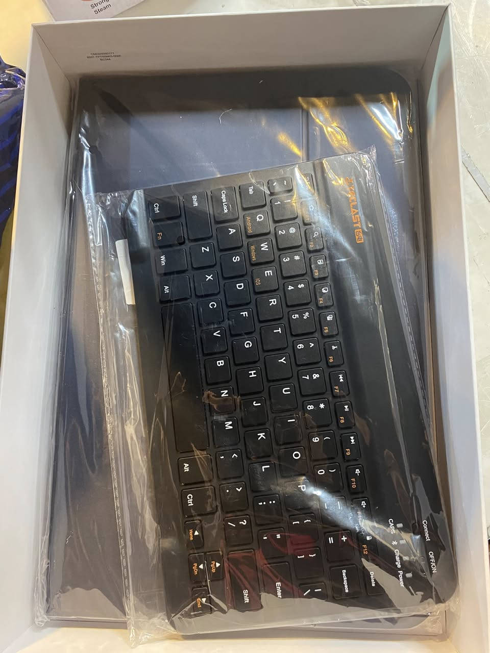 تابليت حجم ضخم
مواصفاته
اسم الموديل (Model Name)
• الاسم التجاري: Teclast T65
• رقم الموديل التقني: TLA001
2. المواصفات الرئيسية (Specifications)
حسب الملصق الموجود على العلبة، المواصفات الأساسية هي:
• ذاكرة الوصول العشوائي (RAM): 8 جيجابايت.
• ذاكرة التخزين الداخلية (ROM): 128 جيجابايت.
• الشاشة: عادة ما يأتي هذا الموديل (T65) بشاشة كبيرة بحجم 11 بوصة أو 13 بوصة (حسب الإصدار الفرعي، لكن T65 معروف بشاشته الكبيرة جداً بدقة 2K).
• المعالج: غالباً ما يعمل بمعالج Unisoc T606 أو T616 (معالج للفئة المتوسطة).
• البطارية: سعة كبيرة تقارب 7500 إلى 8000 مللي أمبير.

السعر ٢٢٥ الف قفل


**إذا كنت صاحب هذا الإعلان وتريد حذفه لأي سبب، رجاءا أرسل رسالة إلى الدعم الفني**