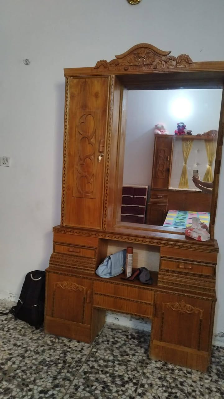 السلام عليكم غرفه جديده بمعنه الكلمة للبيع سعر مناسب جدا السعر مليون وبي مجال رقم صاحب الغرفه ***********
