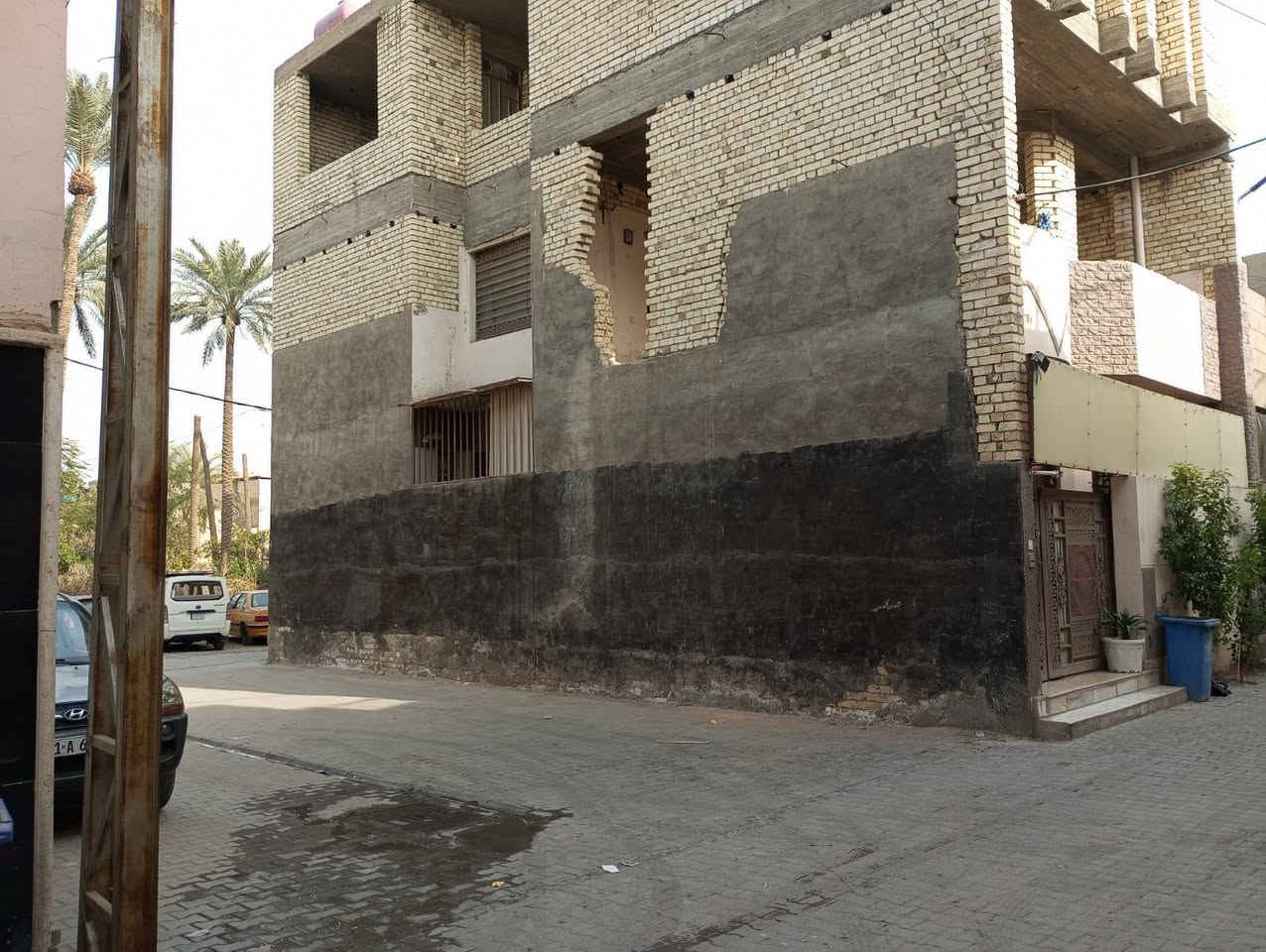 السلام عليكم تعلن شركة الجبوري للعقار والمقاولات العامه عن بيع دار ملك صرف زراعي سند 25 في منطقة الكريعات الدهاليك بيت حمد بناء حديث الطابق الأول كامل والثاني تشطيب فقط
1 المساحة 109 مترررر 
2 الواجه 7 ونص متررر 
3 النزال 14 مترر ونص 
4 عرض الشارع 7 مترررر كامل الاخدمات 
5 السعر 275 مليون وبي مجال 
يتكون من 3 طوابق وبيتونه وستاره 
الطابق الأول طرمه وصاله ومطبخ وحولي وغرفة نوم وخدمات ومنور 
الطابق الثاني 3 غرف نوم وحولي وخدمات 
الطابق الثالث غرفه نوم وحولي وبيتونه وسطح 
عنوان الشركة الكريعات الكويتي شارع حسينية ابي تراب قرب فلكة القرغولي استفسار اتصال على الارقام التاليه 
*********** أبو صكر الجبوري 
***********
