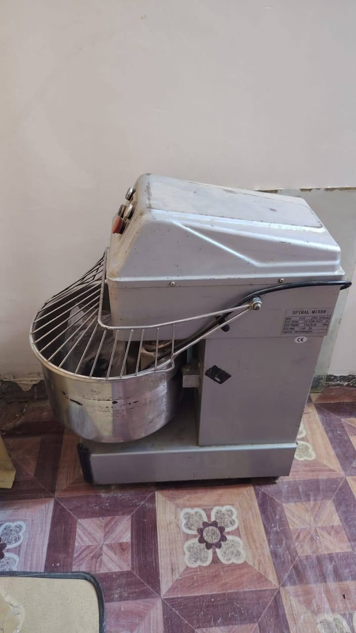 للبيع
فرن خانتين مستخدم 3 اشهر فقط+عجانه لولبي 25 كيلو +عربانه جديده مامستخدمه 
للتواصل 
*********** واتس اب 
قضاء النصر
