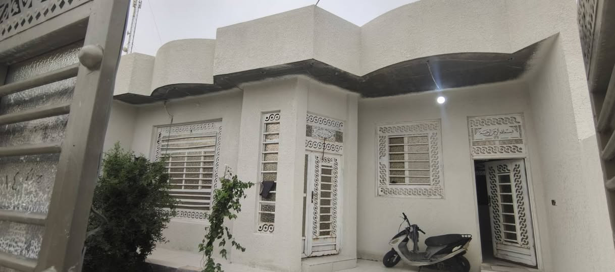 🏡 للبيع بيت في حي القصور
بيت مرتب بمساحة 240م² مناسب للسكن العائلي، يتكون من:
غرفتين نوم
استقبال
صالة
مطبخ
صحيات داخلية وخارجية
📍 الموقع: حي القصور البيت ركن 
للاستفسار والتواصل يرجى المراسلة أو الاتصال.
‏‪***********‬‏

