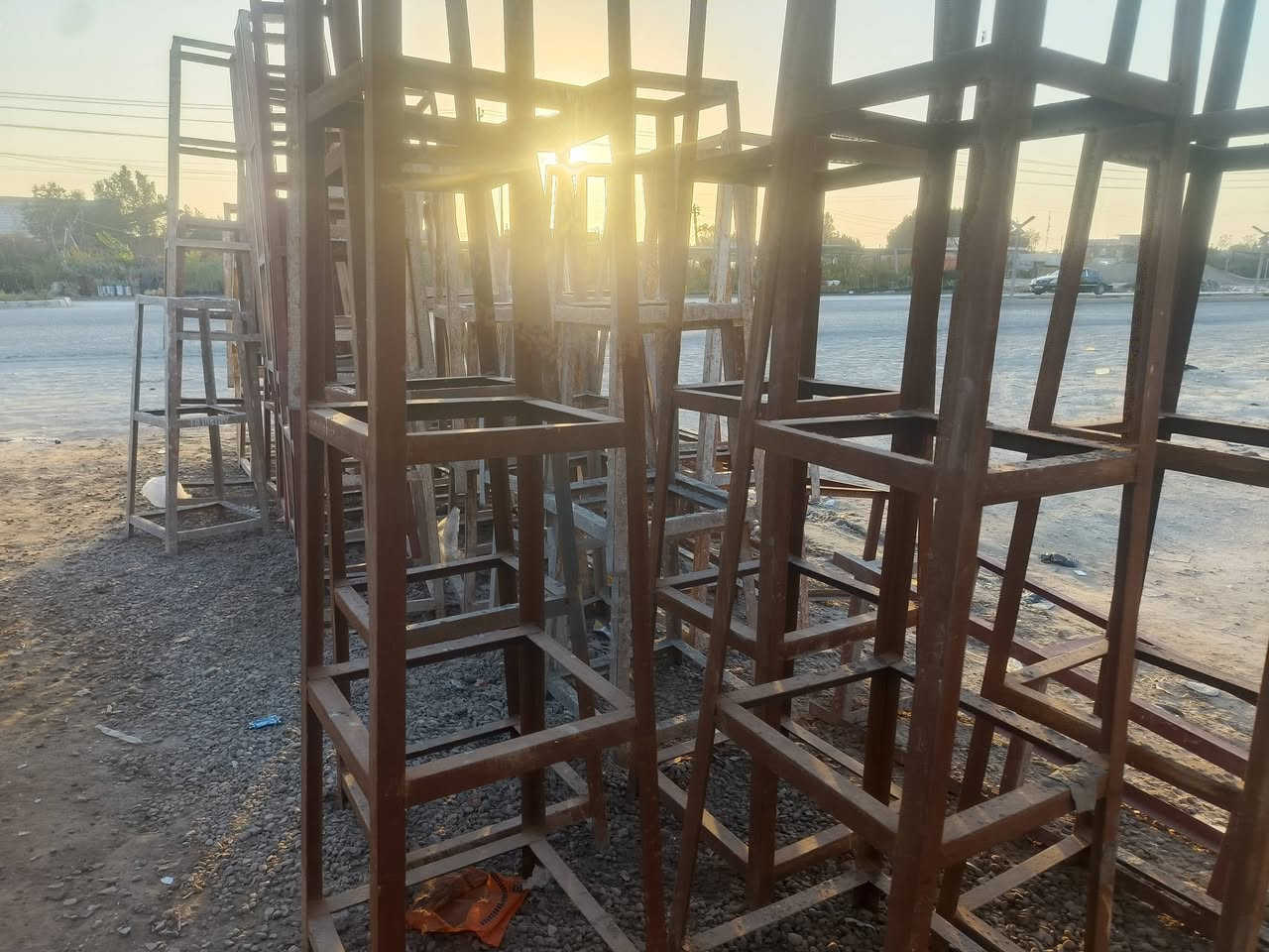 سلام عليكم سكله البيع    طزل متر ونص عدد ٤٠طزل مترين٢٠طزل مترين ونص ١٠وطزل ٣متر ودوس ٤٣دوسه وتركيب ٢٠ وبراميل ١٤برميل وعرباين ١٠ درين حجم كبير اثنين وحجم صغير واحد وكوسره حجم صغير  مكاني بالديوانيه الحمزه الشرقي لاتصال ***********
