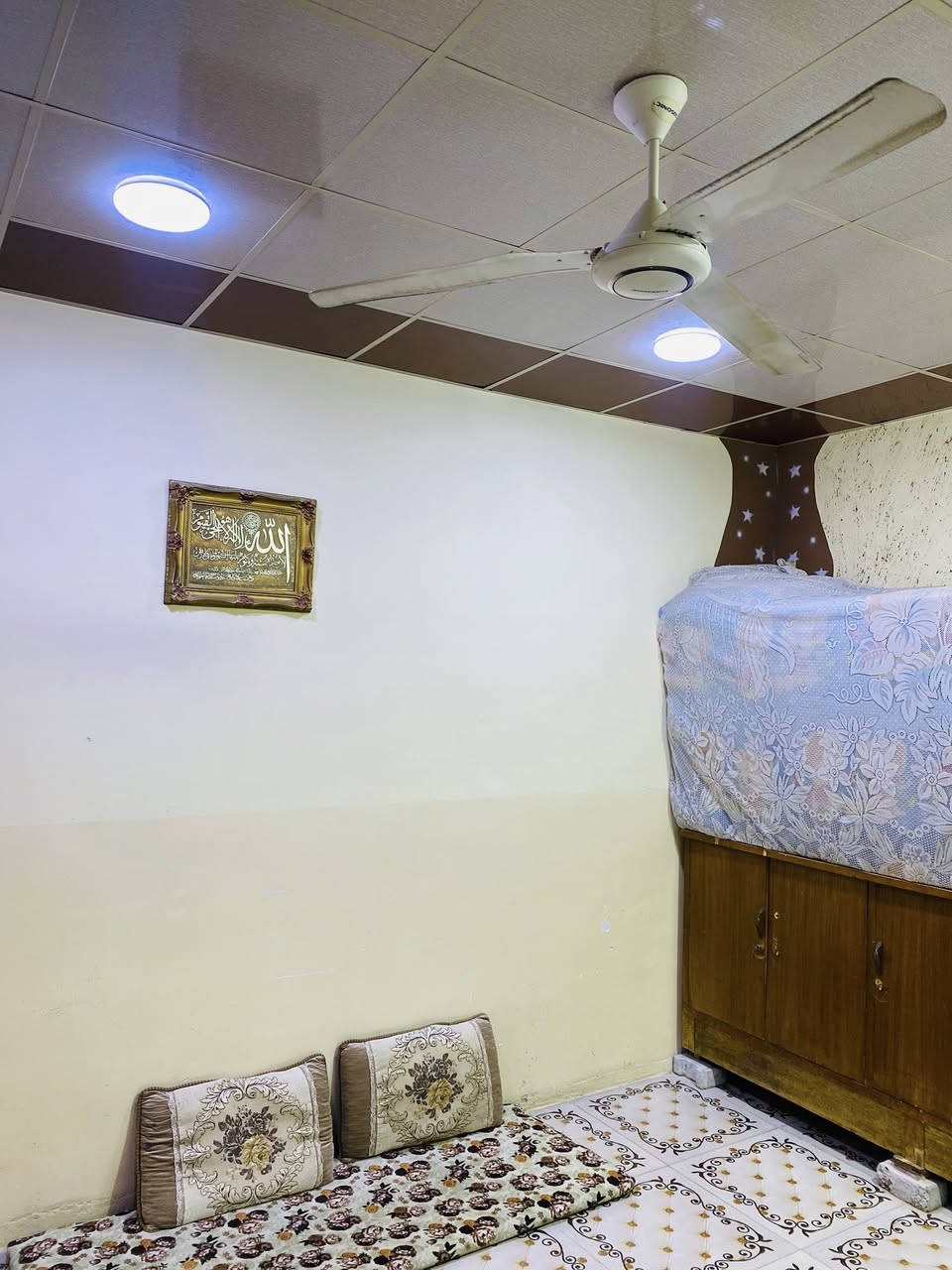 بيت للبيع ١٠٠متر في حي النصر قرب مستشفى النصر البيت قاطين لاستفسار اتصل بل رقم ***********
