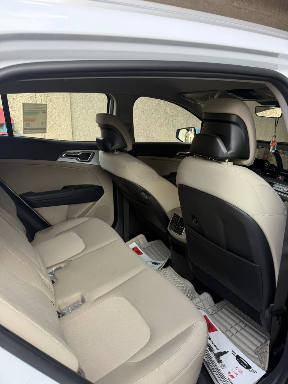 سلام عليكم
سبورتج ٢٠٢٣ خليجي ضمان الدوليه 
مواصفات حساس امامي خلفي شفتات ستيرن تدفئه بلكشنات تبريد قطعتين تحكمات ستيرن مانع انزلاق ايرباكات بيها رصعه مسحوبه بارد بلباب الخلفي والباقي كفاله عامه
السياره ماشيه ٤٠ الف
السعر ٢٢٠ $
مكان السياره بغداد الغزاليه
***********
