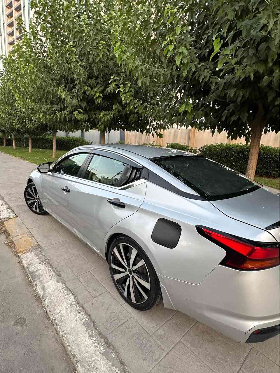 نيسان ئالتيما 2019
مواسه فات SR فوله 
تعديد سورعه يه گيرله سوكان گير شه فت رادار پيشو دواوه و ته نيشته كان پيشو پشت كه پس به ردى گزؤر به شه رت گيرو مه كينه به شه رت سه ياره كه بئ مشكيله يه هيچ نوقسانيه كى نييه فول فول جوانكارى بؤ كراوه به نسبەت بؤياغ ده رگاى دواى سايه ق بؤياغه له گه ل يه ك بست چامرغى دواوه ى سايه ق له گه ل دؤسه كاني بێ ژۆرێ ژۆرێ هەمووی بە شەرت هەزەو سەنەوی هەمووی نوێیە 
ژ.م *********** أربيل, العراق
