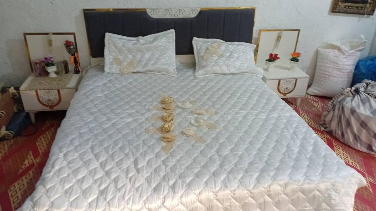 السلام عليكم اخوان
غرفة نوم تركية مستعملة 5 قطع وحدة من المساطر تصير جوة الفراش طاكة 
الموقع : بغداد الوشاش قريب على الاسكان
الرقم:***********
السعر:550 وية الفراش ب 600 وبيهة مجال

