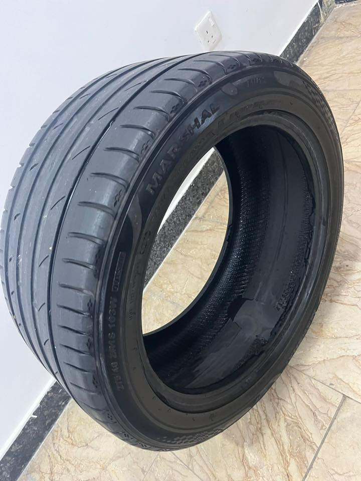 السلام عليكم تاير واحد ماركة MARSHAL جديد نظيف جداً القياس275/40 نوع الاطار ZR (للسرعات العاليه) السعر 50 الف للاستفسار التواصل على *********** الموقع بغداد
